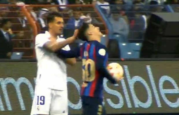 Moment incredibil în Real Madrid - Barcelona » Omul meciului, tras de păr pe teren