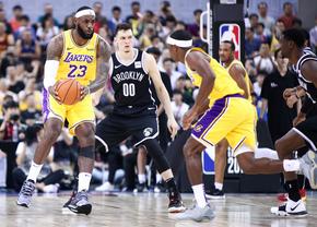 Ce a pățit fanul care a încercat să îl îmbrățișeze pe LeBron » Reacția starului celor de la Lakers