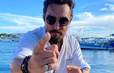 „Domnul Dan”, prezentatorul Survivor 2024, și-a spus povestea vieții: „Mi-am vândut chitara ca să mă duc după fata pe care o iubeam la nebunie”