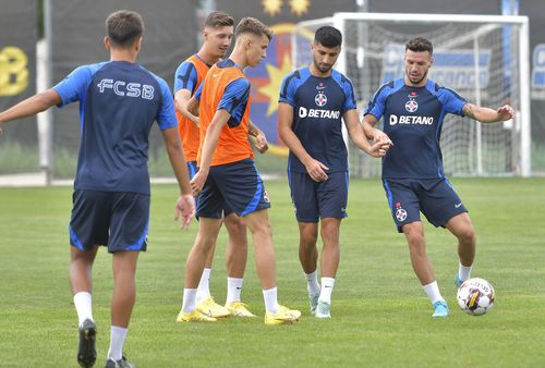 Florin Achim, la un antrenament al FCSB alături de Oct. Popescu, Miculescu și Andrei Cordea
Foto: Imago