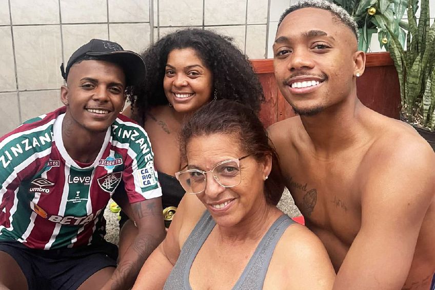 Luis Phelipe, în dreapta, alături de familia din Brazilia / Sursă foto: Facebook