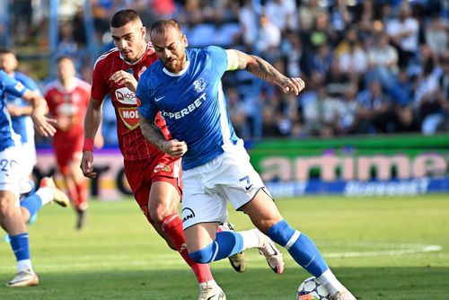 Denis Ciobotariu, în duel cu Alibec. Foto: Imago Images