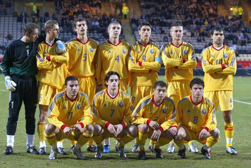 Gabi Tamaș, al treilea de la stânga la stânga la dreapta, pe rândul de sus, în tricoul naționalei României