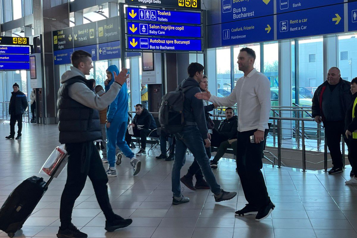 FCSB s-a întors din Antalya » Și cu brațul imobilizat, „Iron Man” Olaru n-a vrut să audă de ajutor