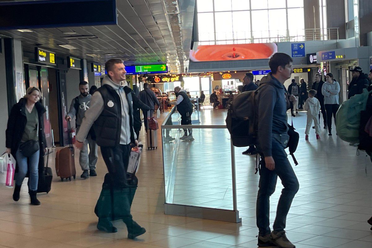 FCSB s-a întors din Antalya » Și cu brațul imobilizat, „Iron Man” Olaru n-a vrut să audă de ajutor