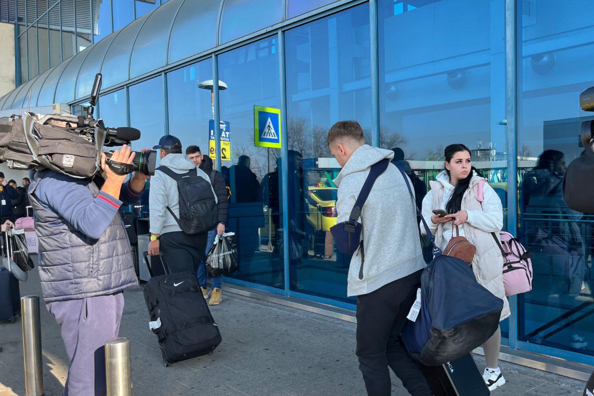 FCSB s-a întors din Antalya » Și cu brațul imobilizat, „Iron Man” Olaru n-a vrut să audă de ajutor