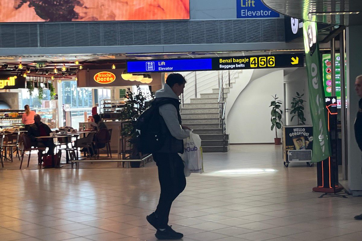 FCSB s-a întors din Antalya » Și cu brațul imobilizat, „Iron Man” Olaru n-a vrut să audă de ajutor