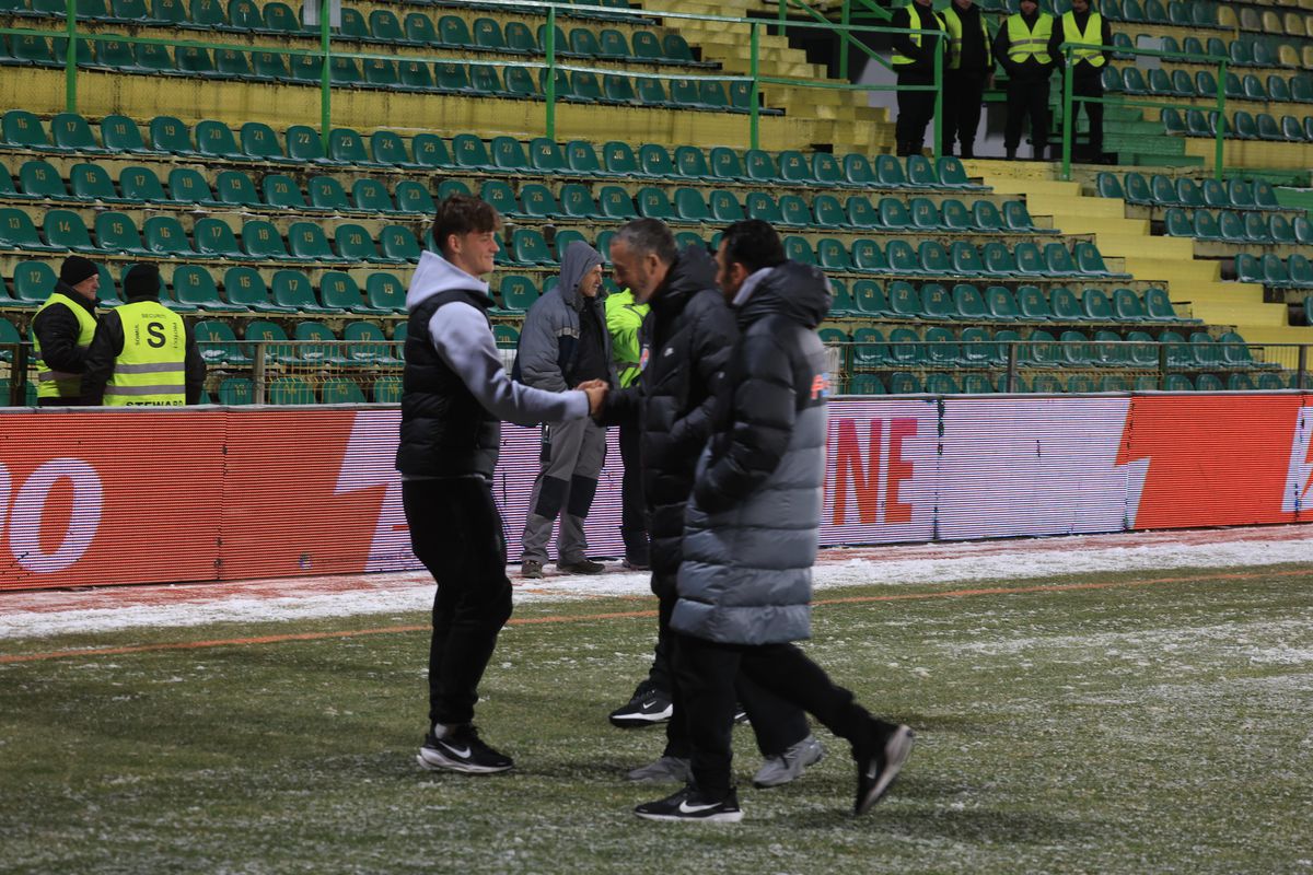 Gestul făcut de toți fotbaliștii campioanei FCSB, când au pășit pe gazonul de la Mioveni