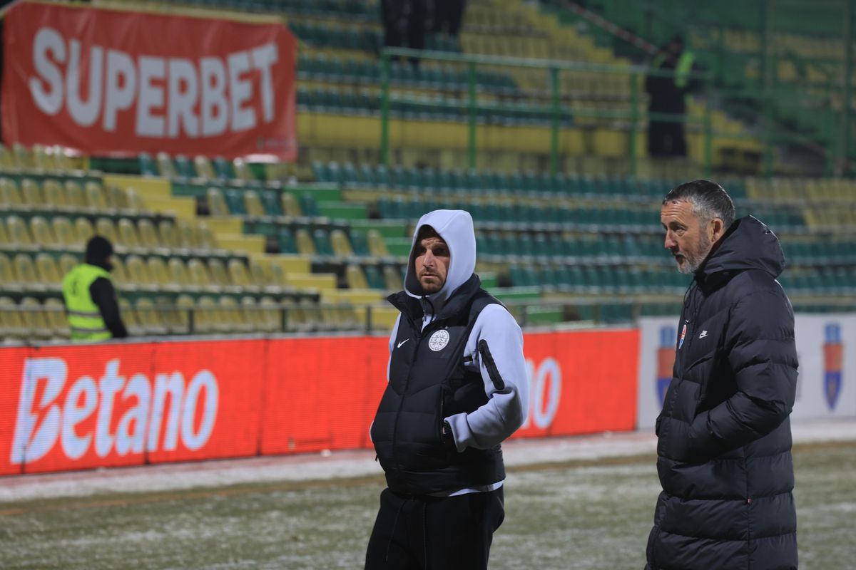 Gestul făcut de toți fotbaliștii campioanei FCSB, când au pășit pe gazonul de la Mioveni