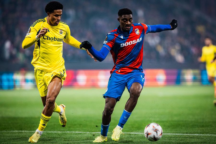 Rafiu Durosinmi (dreapta), într-un meci dintre Viktoria Plzen și Fenerbahce, adversara lui FCSB din Europa League / Foto: Imago Dan Șucu îl vrea pe Daniel Bîrligea la Genoa!