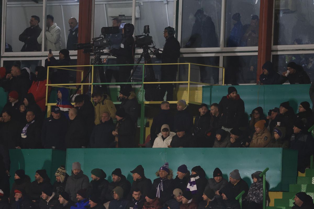 Suporteri în locul jurnaliștilor la masa presei la FC Argeș - FCSB