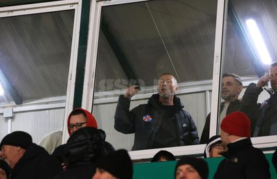 Mihai Stoica, în conflict cu fanii celor de la FC Argeș » Imaginile surprinse de GSP: ținut cu greu în lojă!