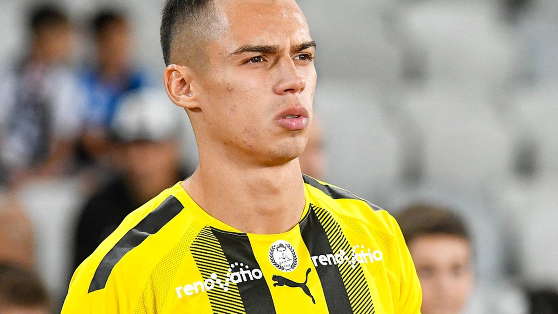 Cătălin Cîrjan în tricoul lui Dinamo, în timpul unei conferințe de presă despre transferul său și oferta Metalist 1925 cu bonusuri contractuale. | sursa foto: Gazeta Sporturilor Cătălin Cîrjan în tricoul lui Dinamo, în timpul unei conferințe de presă despre transferul său și oferta Metalist 1925 cu bonusuri contractuale. | sursa foto: Gazeta Sporturilor