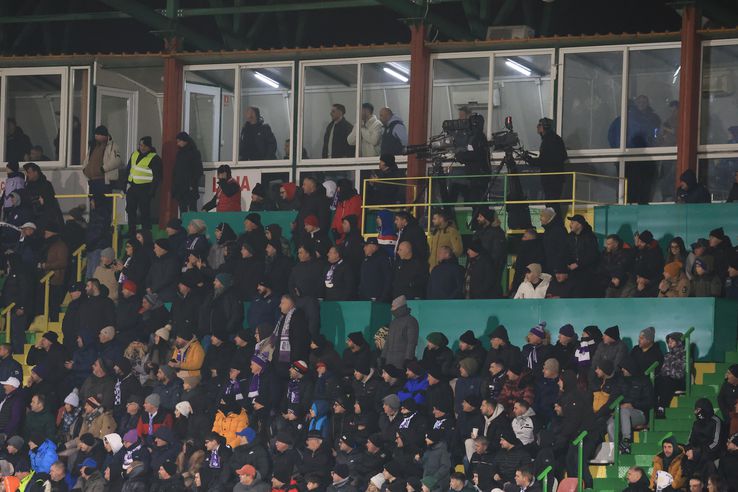 Suporteri în locul jurnaliștilor la masa presei la FC Argeș - FCSB / FOTO: Ionuț Iordache (GSP.ro)