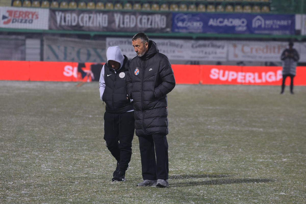 Gestul făcut de toți fotbaliștii campioanei FCSB, când au pășit pe gazonul de la Mioveni