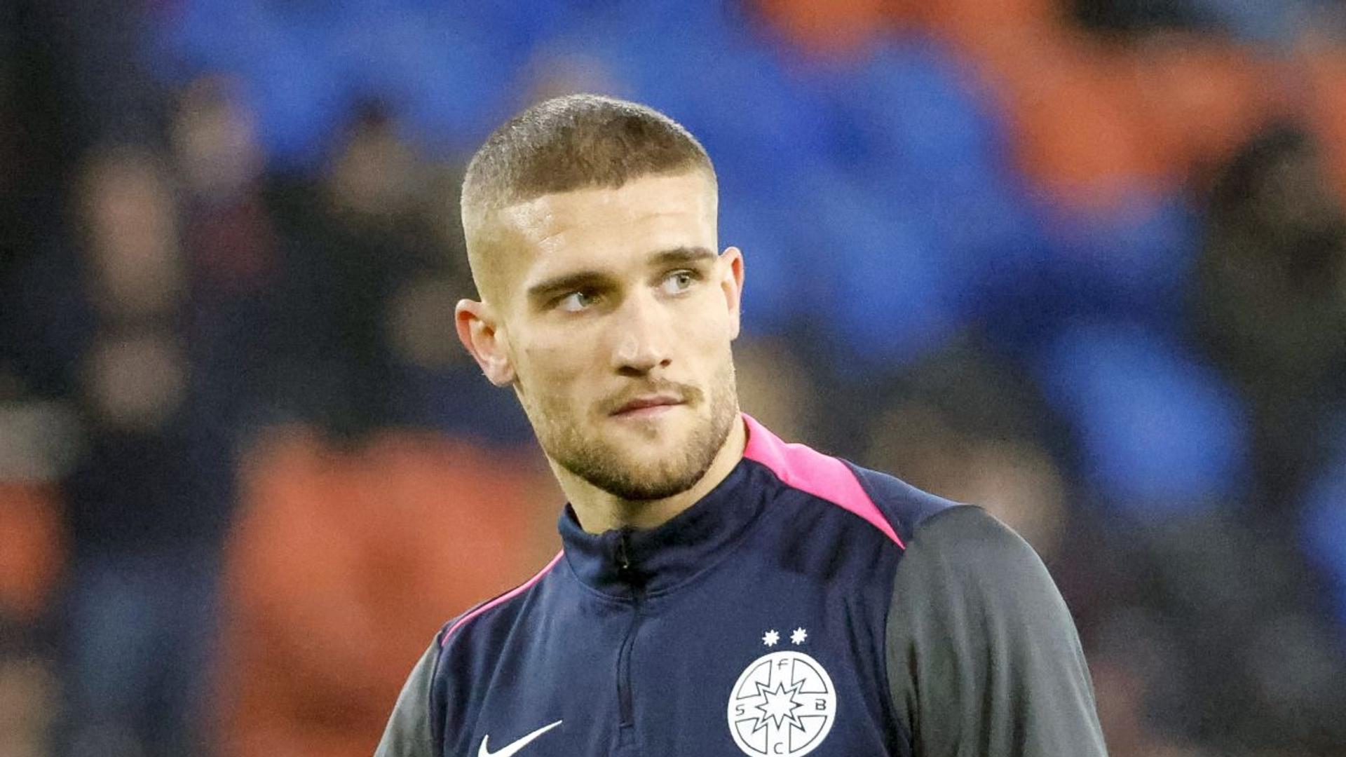 Daniel Bîrligea în tricoul Stelei București, pregătindu-se pentru meci, cu referire la transfer Serie A și clauză reziliere de 15 milioane euro | sursa foto: Gazeta Sporturilor