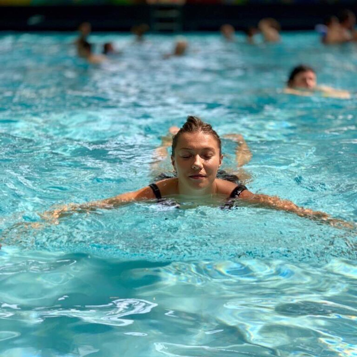 FOTO Monica Roșu, apariție fierbinte la piscină! S-a fotografiat provocator în costum de baie