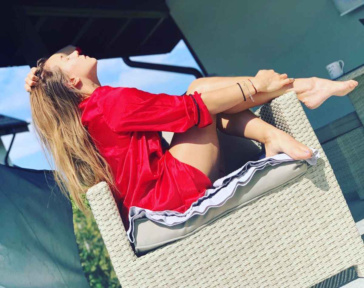 FOTO Monica Roșu, apariție fierbinte la piscină! S-a fotografiat provocator în costum de baie