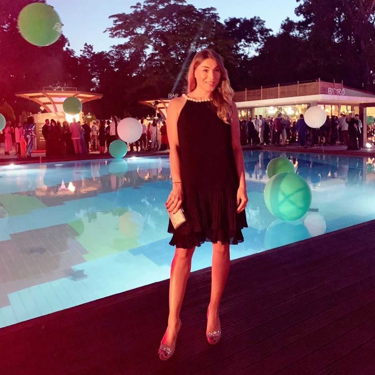 FOTO Monica Roșu, apariție fierbinte la piscină! S-a fotografiat provocator în costum de baie