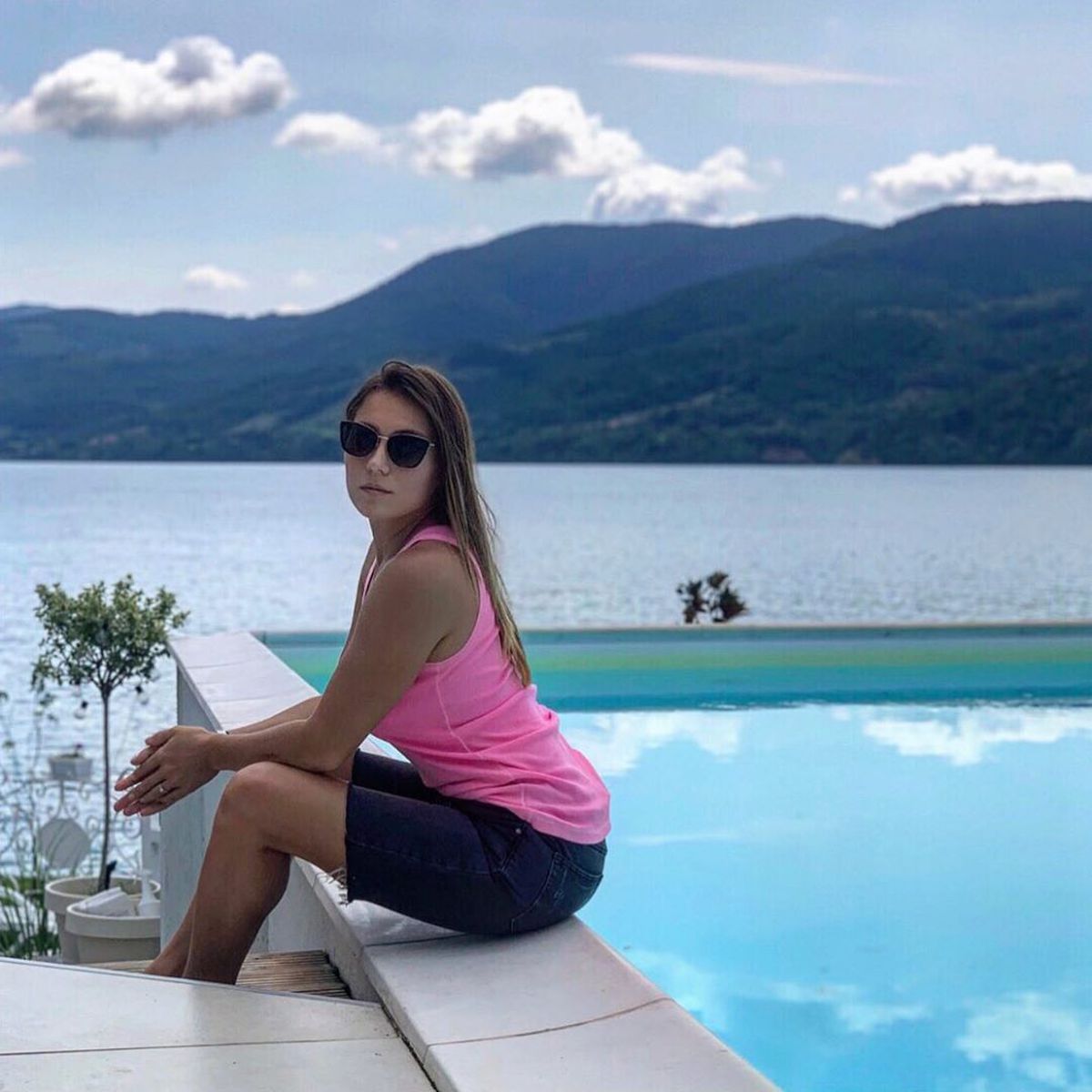FOTO Monica Roșu, apariție fierbinte la piscină! S-a fotografiat provocator în costum de baie