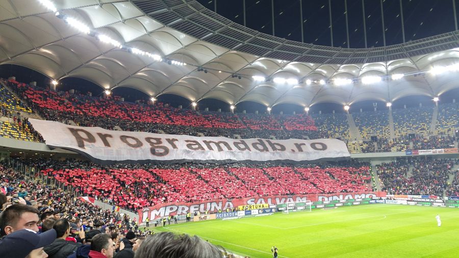 DINAMO - FCSB 2-1 // FOTO + VIDEO Duelul galeriilor: PCH, scenografie-reclamă + mesaj războinic în peluza roș-albastră