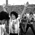 Diego Armando Maradona, Luis Galvan și Leopoldo Luque FOTO Imago