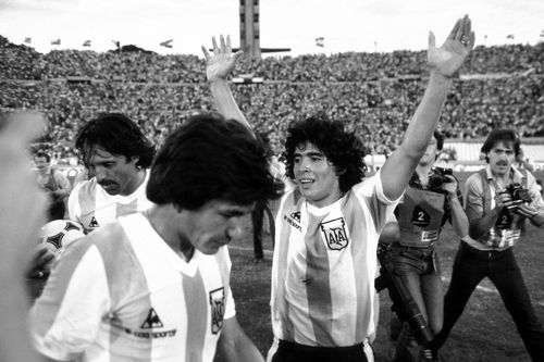 Diego Armando Maradona, Luis Galvan și Leopoldo Luque FOTO Imago