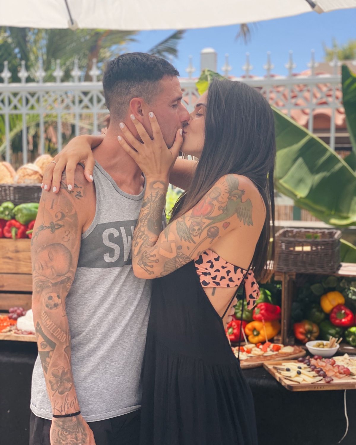 FOTO. 10 clauze pe care un fotbalist trebuie să le accepte înainte de nuntă » Iubita-influencer lansează o modă