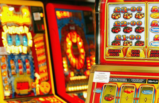 Un român a păcălit angajații unei săli de „păcănele” să îi plătească de 10 ori mai mulți bani!