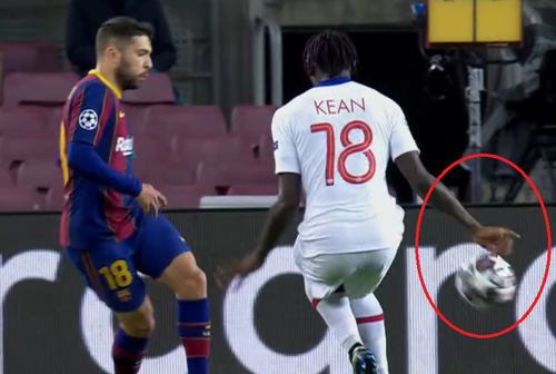 În minutul 62 al meciului dintre PSG și Barcelona - „optimile” Ligii Campionilor, manșa tur - catalanii au cerut un penalty.