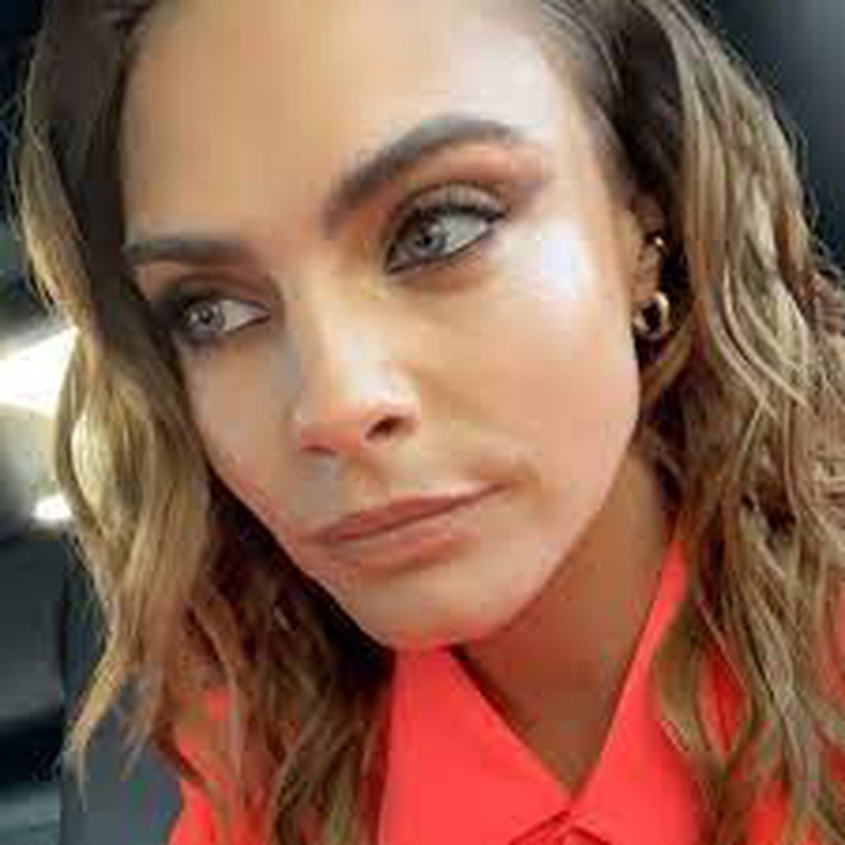 O actriță celebră de la Hollywood a rămas doar în bustieră la Super Bowl! Cine a făcut-o să-și dea jos tricoul