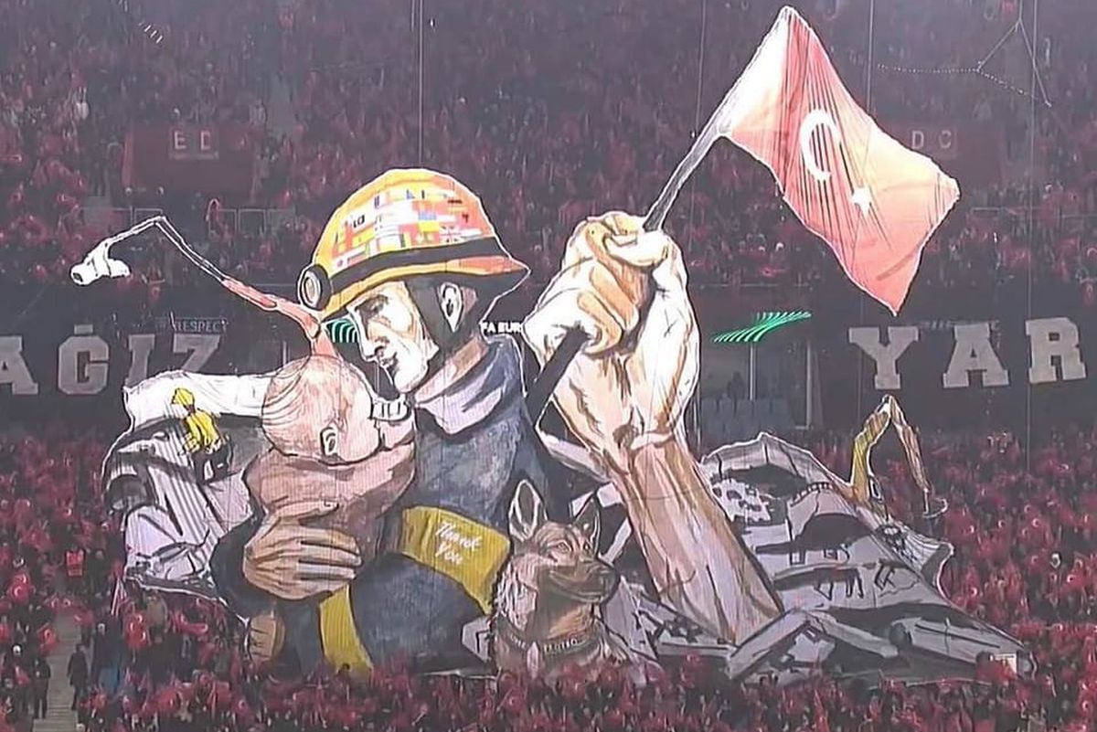 Fanii turci le-au mulțumit salvatorilor români într-o scenografie emoționantă pe stadion