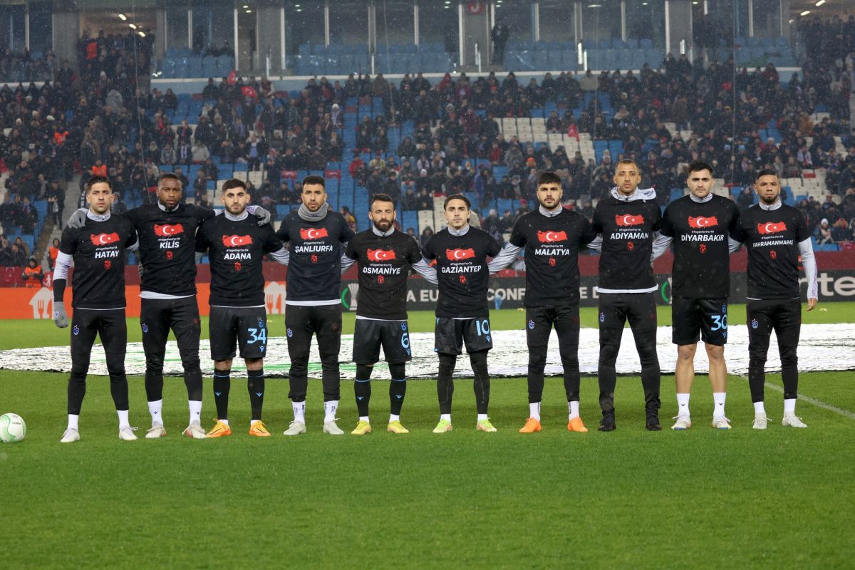 Fanii turci le-au mulțumit salvatorilor români într-o scenografie emoționantă pe stadion