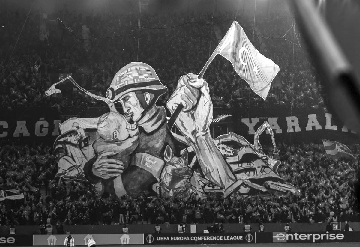 Fanii turci le-au mulțumit salvatorilor români într-o scenografie emoționantă pe stadion