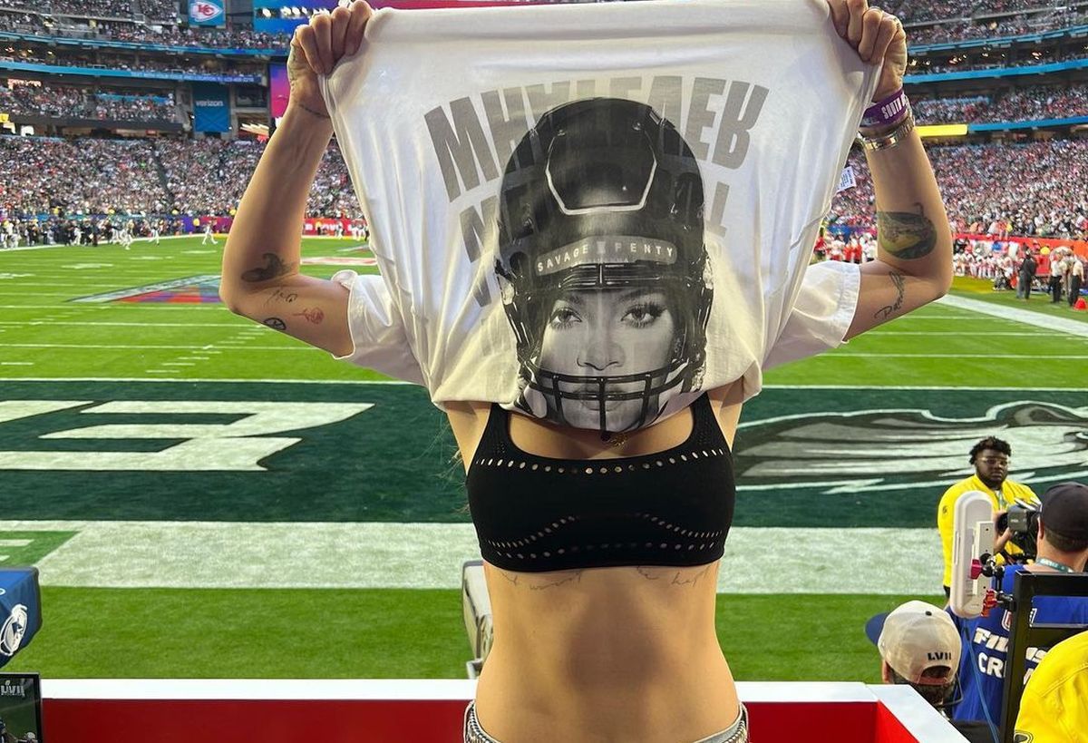 O actriță celebră de la Hollywood a rămas doar în bustieră la Super Bowl! Cine a făcut-o să-și dea jos tricoul