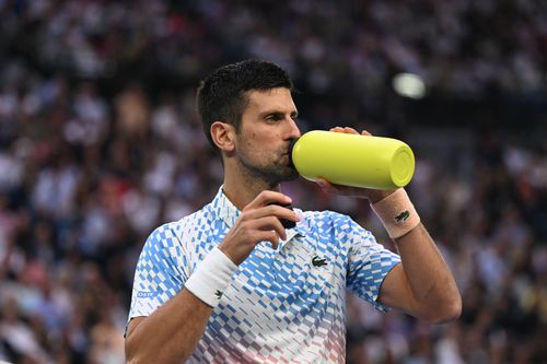 Novak Djokovici hidratându-se la Melbourne din sticlele waterdrop. 
FOTO Imago