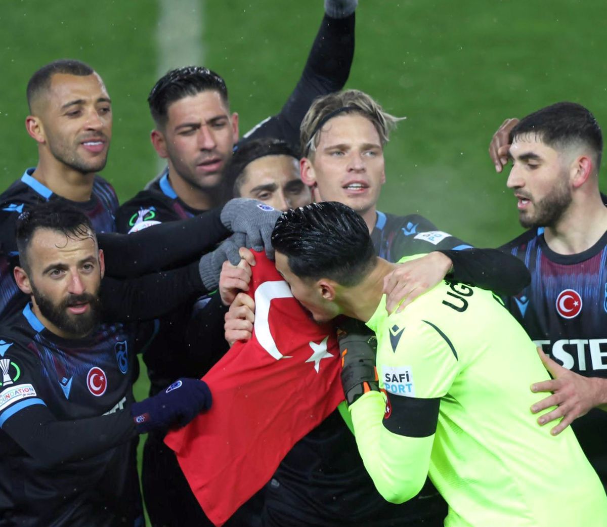 Trabzonspor - FC Basel (16 februarie 2023) - scenografia emoționantă a suporterilor turci