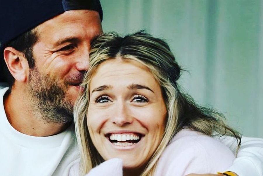 Mii de oameni s-au înghesuit pentru Estavana Polman, dar partenerul Van der Vaart a fost „blocat” în București: „Să poarte o cască, o să arunce cu ouă în el!” :)