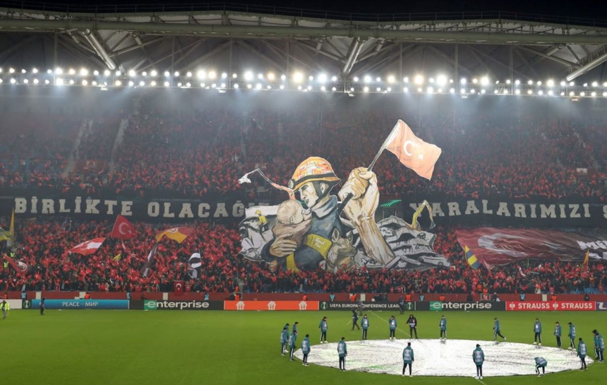 Fanii turci le-au mulțumit salvatorilor români într-o scenografie emoționantă pe stadion