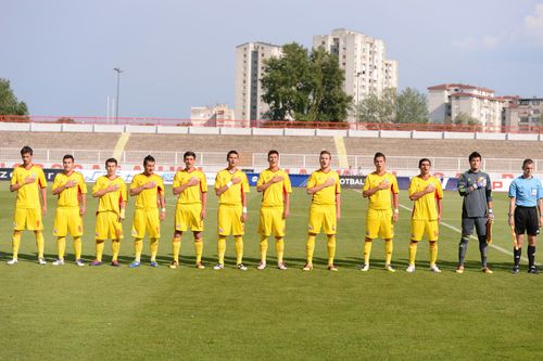 Andrei Vaștag( numărul 6), intonând imnul înainte de Serbia  - România, la U19. 
Sursă foto: Arhivă GSP