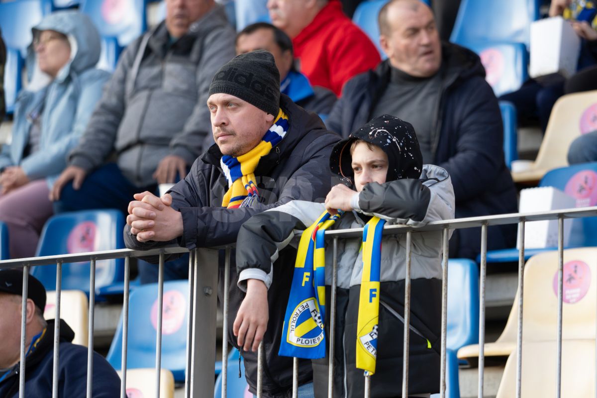 Petrolul - Poli Iași 2-1. Suporteri Petrolul si autografe dupa meci
