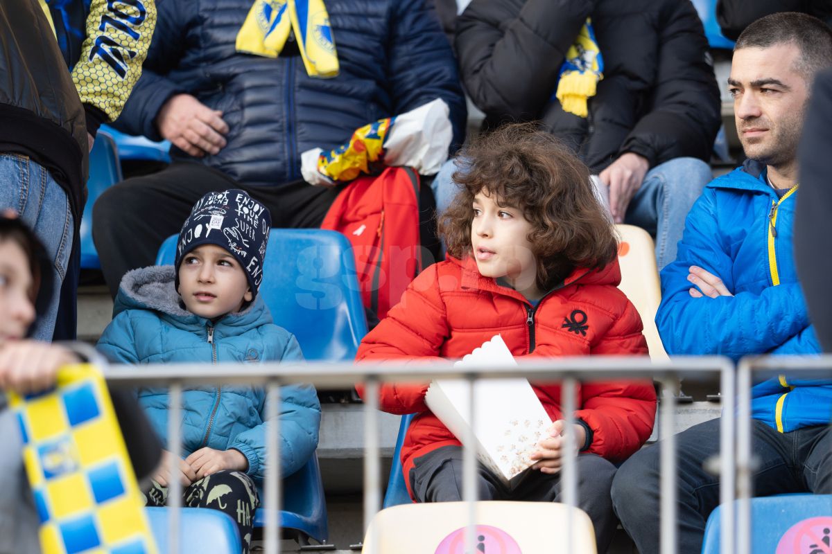 Petrolul - Poli Iași 2-1. Suporteri Petrolul si autografe dupa meci