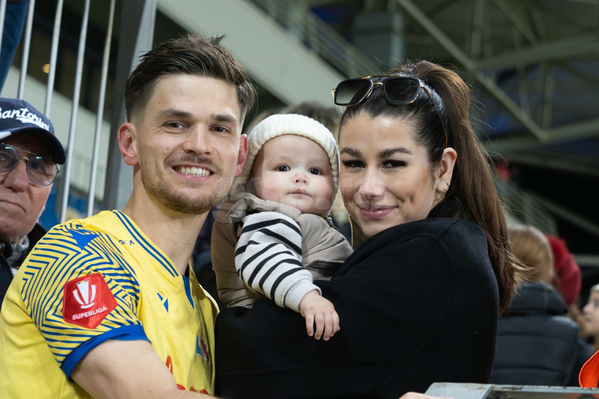 Petrolul - Poli Iași 2-1. Jucătorii au petrecut cu copiii