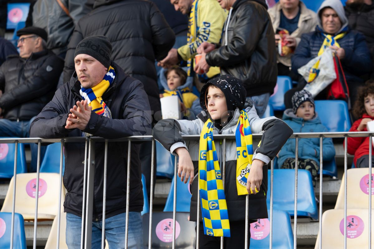Petrolul - Poli Iași 2-1. Suporteri Petrolul si autografe dupa meci