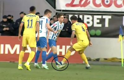 Papp a comis un fault violent, dar s-a ales doar cu „galben” » Victima s-a încăpățânat să continue, apoi a deschis scorul!