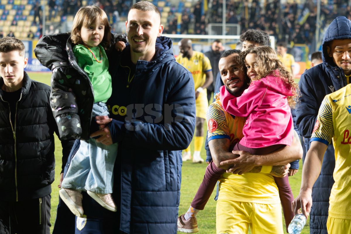 Petrolul - Poli Iași 2-1. Jucătorii au petrecut cu copiii