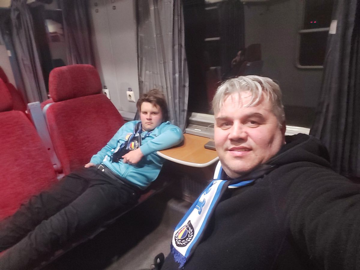 Impresionant! Un puști de 14 ani și tatăl său au venit special cu trenul de la Iași pentru meciul cu Petrolul: „Cum e să fii suporter...”