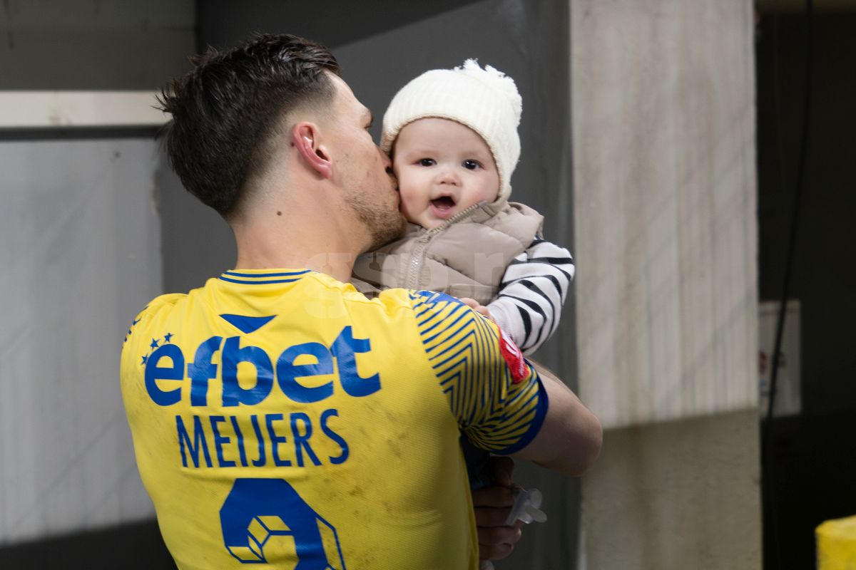 Petrolul - Poli Iași 2-1. Jucătorii au petrecut cu copiii