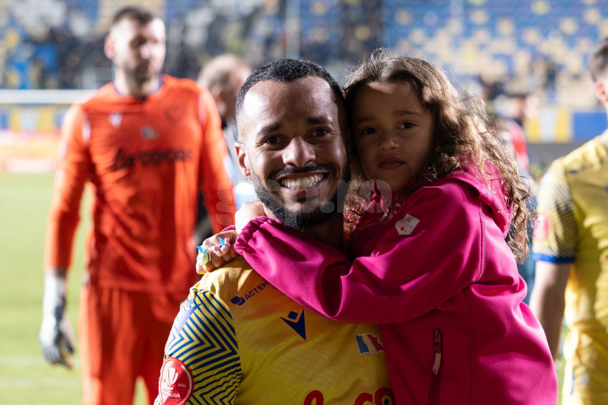 Petrolul - Poli Iași 2-1. Jucătorii au petrecut cu copiii