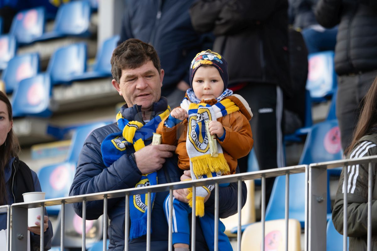 Petrolul - Poli Iași 2-1. Suporteri Petrolul si autografe dupa meci